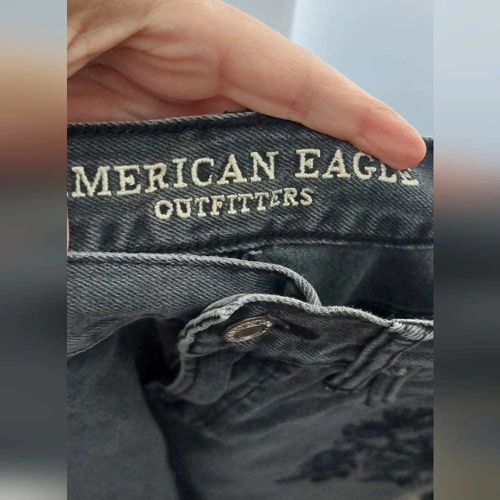 American Eagle Mom Jeans Embroidered Floral Faded black 8 - Picture 10 of 12